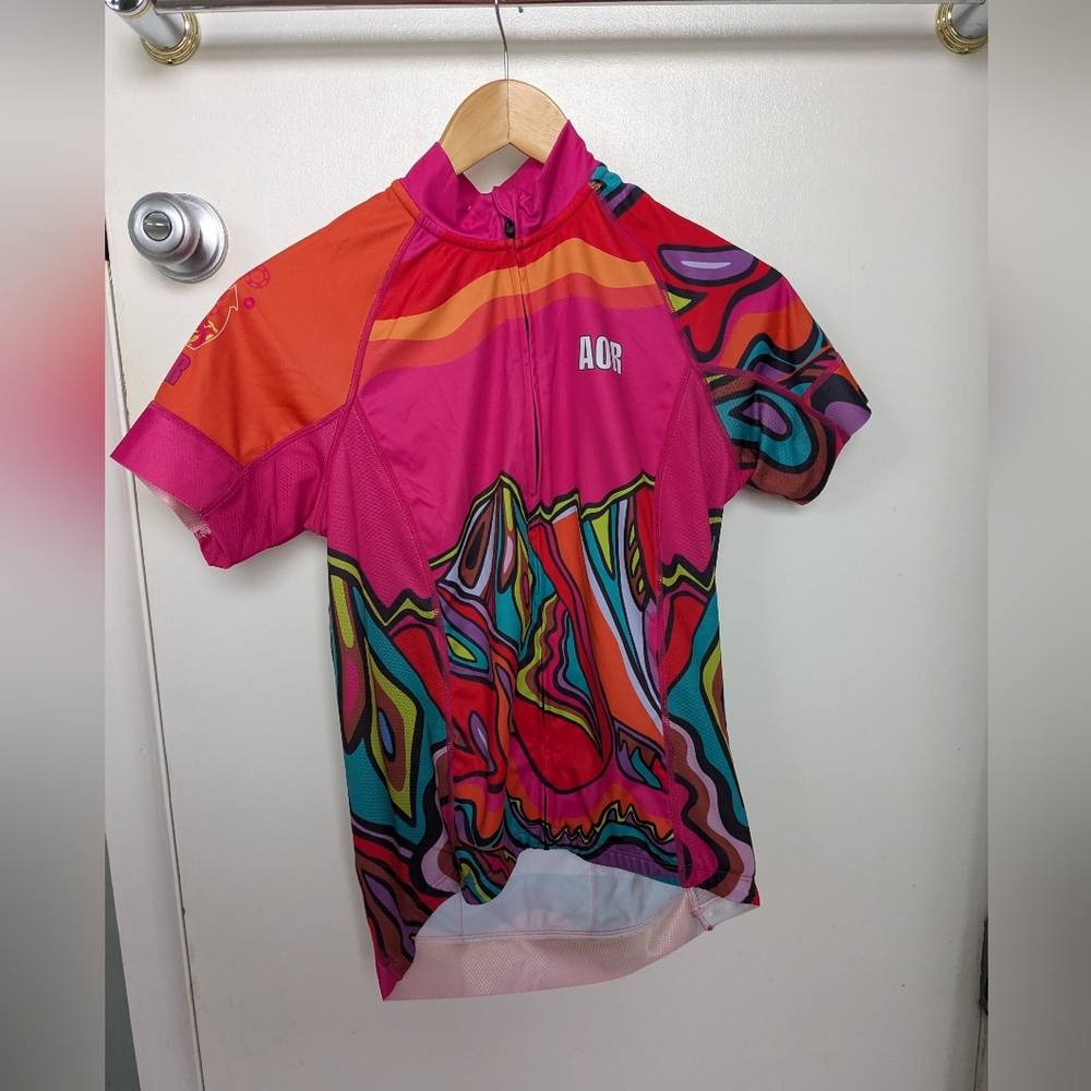 Full zip short sleeve jersey.